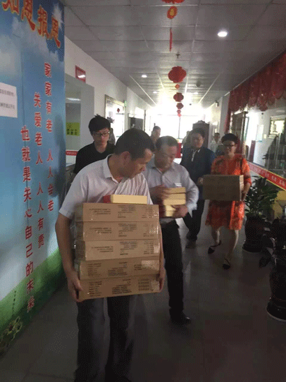 曼卡特社會(huì)責(zé)任之養(yǎng)老院送福利