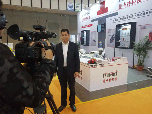 新華網(wǎng)展會上采訪曼卡特徐總