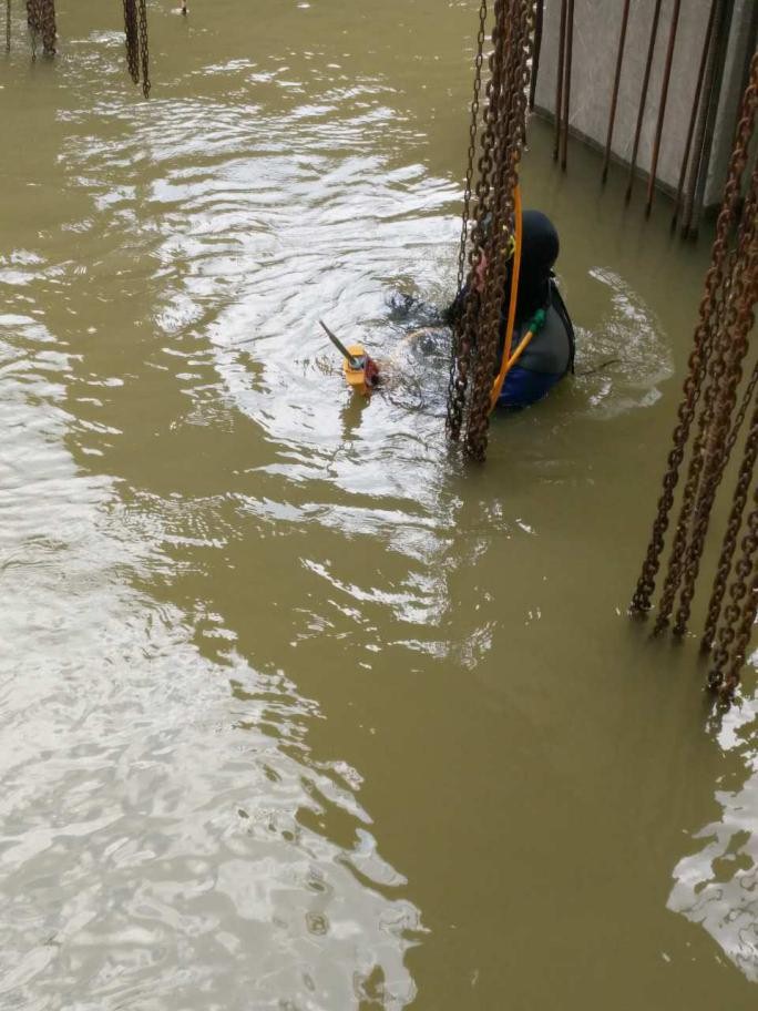 曼卡特植筋膠水下施工場(chǎng)景