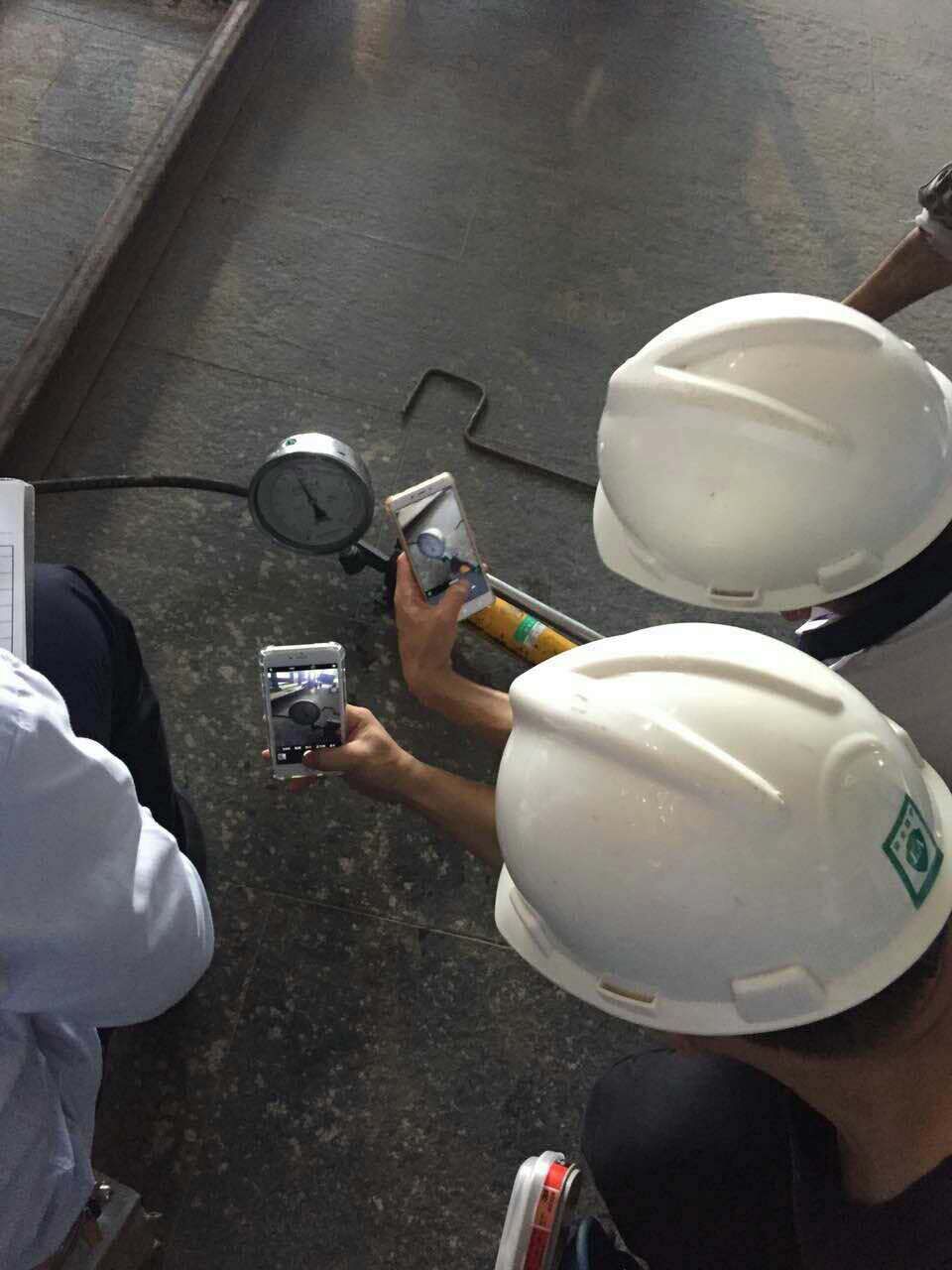 曼卡特技術(shù)人員做拉拔測試