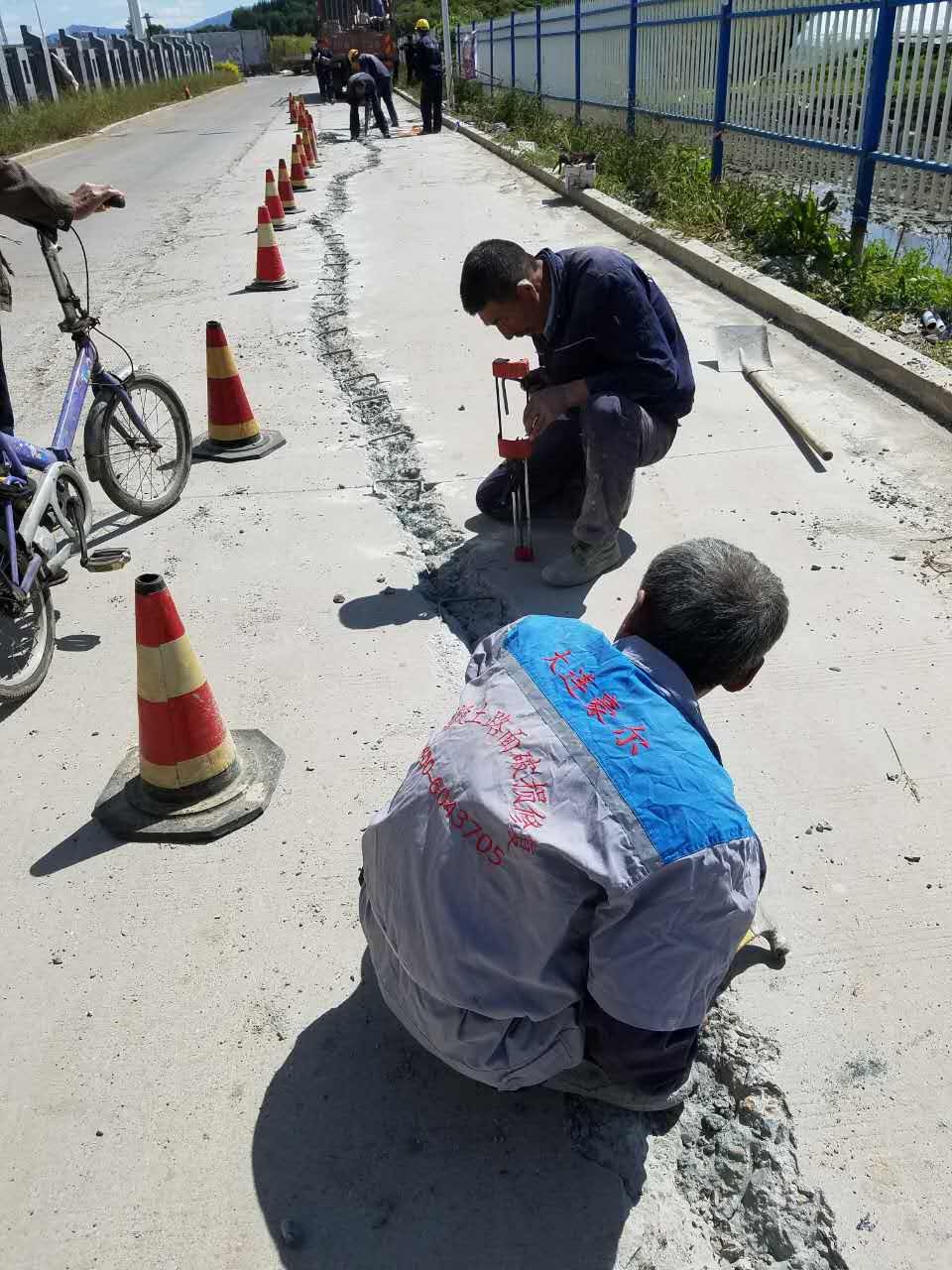 路面裂縫修補現(xiàn)場