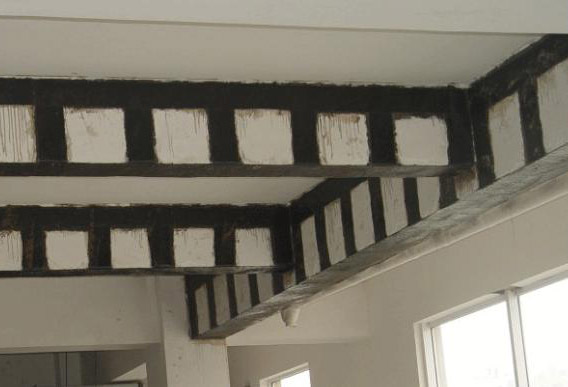 向粘貼區(qū)域均勻撒上粗砂，以利于后續(xù)涂抹砂漿