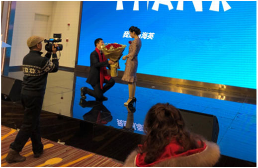 浙江小微企業(yè)商會會長朱建紅先生向南京牛商會長馬海英女士求婚現(xiàn)場