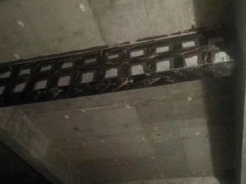 可通過(guò)粘鋼板和粘碳纖維布加固梁！