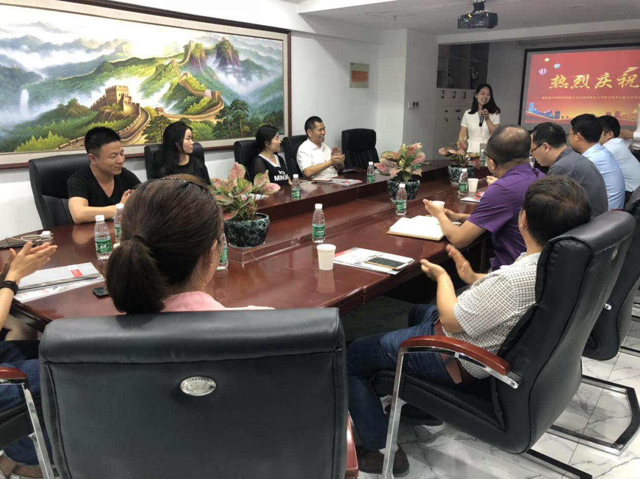 曼卡特科技總經(jīng)理黃子秀女士致辭