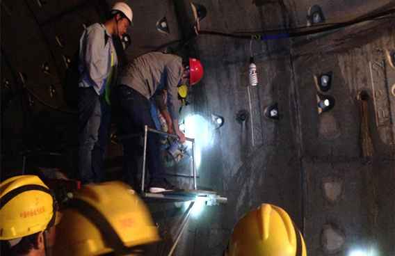 曼卡特技術(shù)專家正在連夜指導(dǎo)現(xiàn)場施工！