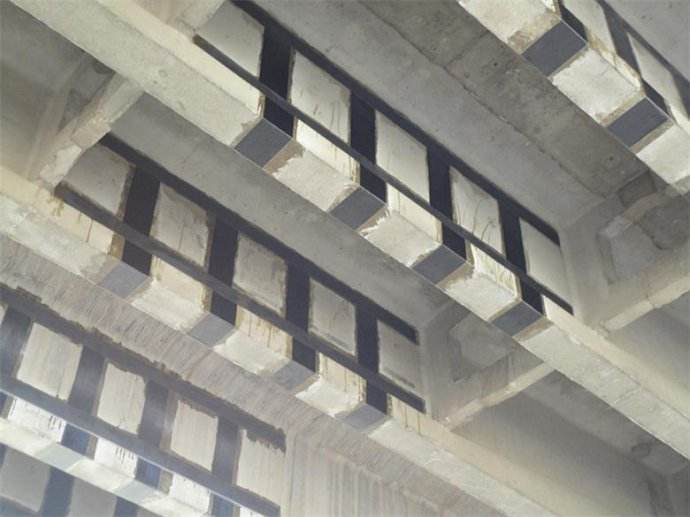 哇！這就是傳說中的碳纖維布加固壓條！