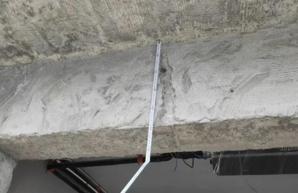 粘鋼加固｜泰州某小區(qū)某用戶剛買房子竟發(fā)現(xiàn)有大裂縫！