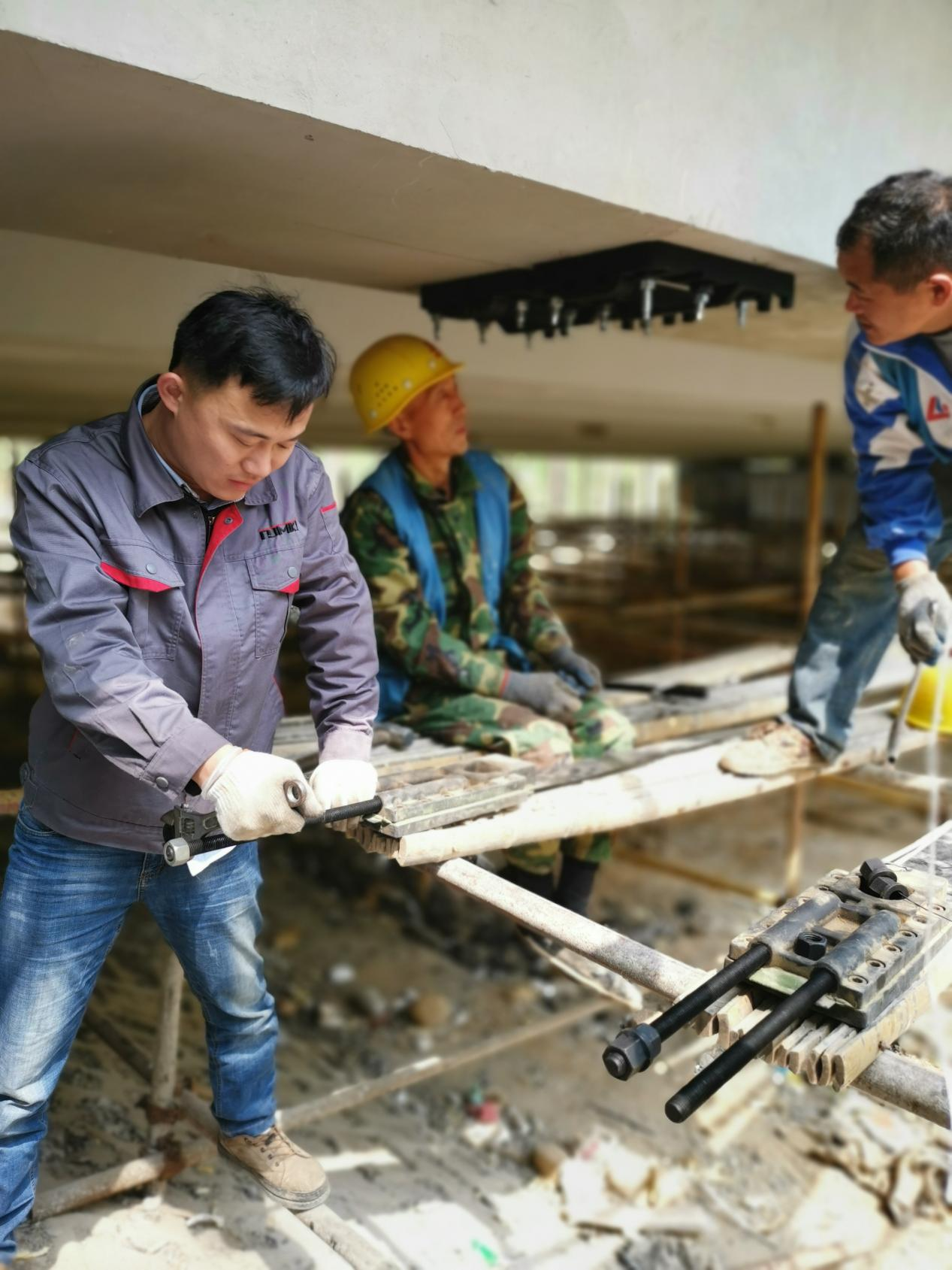 預(yù)應(yīng)力碳纖維板加固